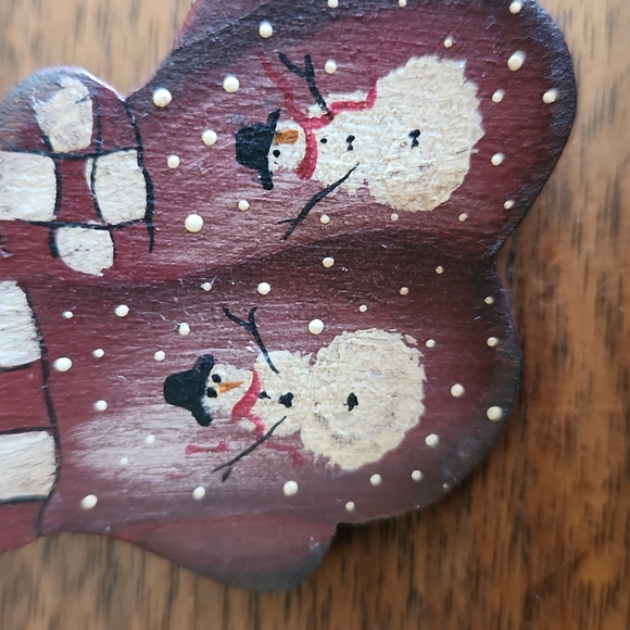 D.Nylen, Women's, Winter Pin, 2 Snow People w Scarfs, Hats & Snow Falling - Picture 2 of 4
